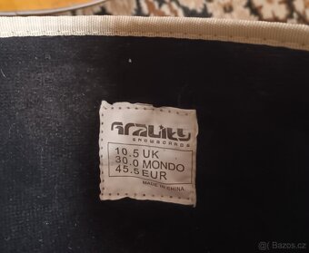 Snowboard, boty a mini lyže - 3