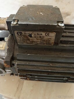 Elektromotor s převodovkou - 3