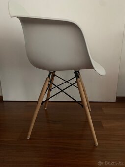 Bílá židle - 3