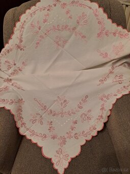 Prodám ručně vyšívaný ubrus - 3
