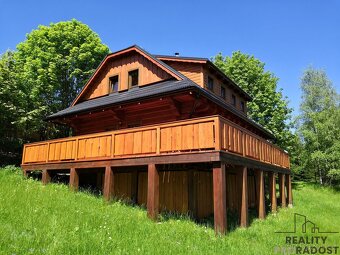 Prodej srubu 3+1, o velikosti 137m2, pozemek 1083m2, v obci - 3