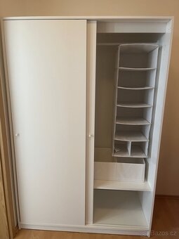 Šatní skříň KLEPPSTAD s posuvnými dveřmi, bílá - 3