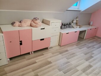 Dětský nábytek v růžové a bílé barvě. - 3