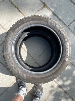 Dvě zimní pneu Michelin 215/55/17 - 3