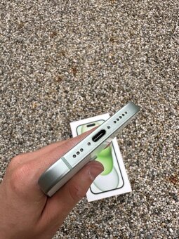 iPhone 15 - baterie 100% green - 3