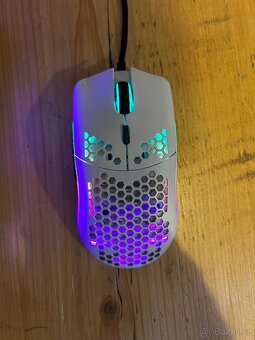 PC s monitorem, sluchátky, klávesnicí a myší - 3