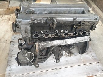 Mercedes Benz W123 280E V6 - motor - 3