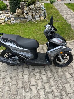 Skůtr Yuki 125i via na benzín skoro nový. - 3