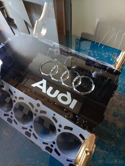 Konferenční stolek z bloku motoru V8 Audi . - 3