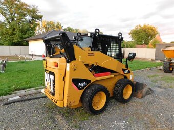 Smykový nakladač CAT 242 B - 3