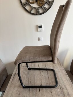 Jídelní stůl se čtyřmi žedlemi - 3