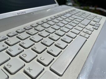 velký 17" notebook SONY Vaio - grafika na hry ATI - 3