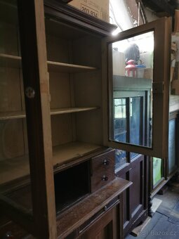 Starý kredenc a skříně na renovaci - 3