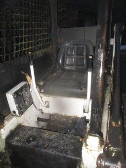 Nepojízdný smykový nakladač - 3