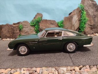 prodám model 1:18 Aston Martin DB5 - 3