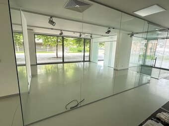 Skleněné panely + posuvné dveře - 3