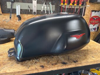 Nádrž Moto Guzzi V7 Carbon - 3