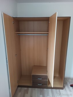 skrina 136 cm sírka, trojdverova - 3
