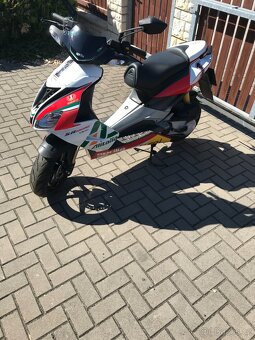 Prodám skutr Aprilia SR 50 R ,r.v.2012. - 3