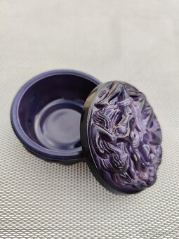 Broušená skleněná fialová šperkovnice s reliéfy nahých žen - 3