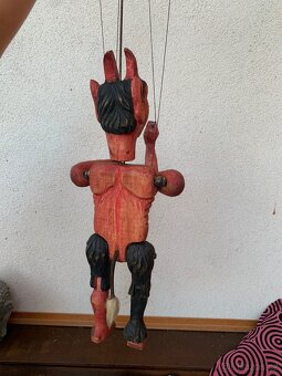 Ručně vyřezávaná loutka velká z lip. dřeva čert - 3