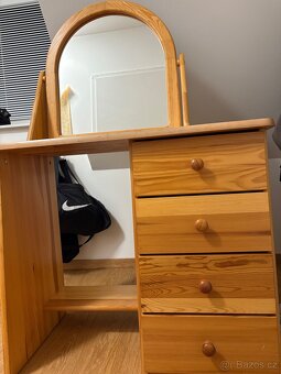 Dřevěný toaletní stolek - 3