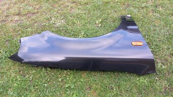 VW Passat B5 1996-2001 pravý přední blatník černý - 3