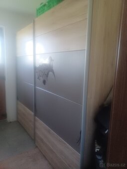 Veliká šatní skříň - 3