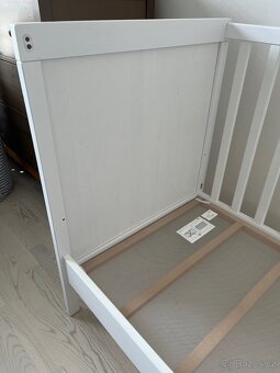 Dětská postýlka bílá IKEA Sundvik + matrace IKEA Skonast + o - 3