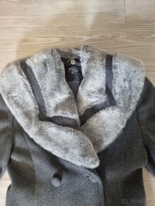 Elegantní zimní kabát s kožešinovým límcem 36-38 - 3