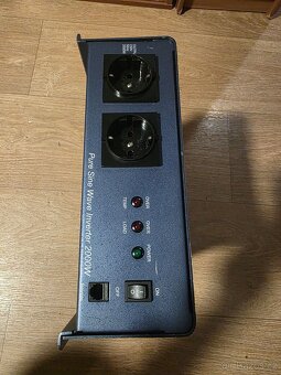 Měnič s čistě sinusovým proudem 2200 W 12 V s proudovým chrá - 3
