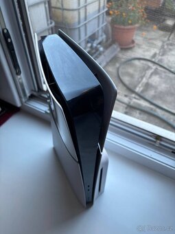 PS5 SLIM S MECHANIKOU, ZÁRUKA DO 09/2031, 2 OVLADAČE - 3