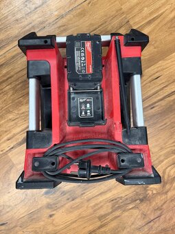 Přenosné Aku rádio/nabíječka Milwaukee M18 + baterie - 3