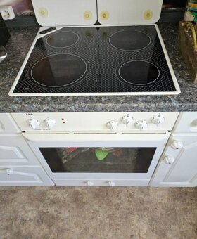 Bílá venkovská kuchyně s vestavěnými spotřebiči,5387 - 3