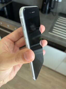 Prodám iPhone SE 2020, 128 GB, bílá barva, skvělý stav - 3