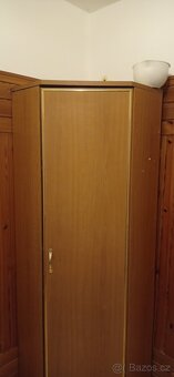 Prodám šatní rohovou skříň - 3