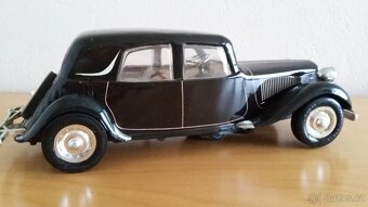 Citroen 11 stará plechová hračka na baterie - 3