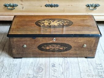 Krásný starožitný hrací stroj se zvonečky a bubínkem - 3