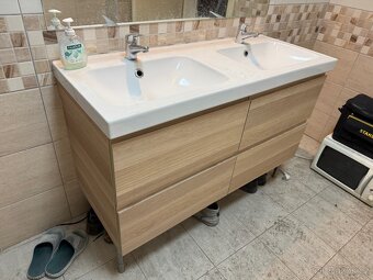 Koupelnová sestava (skříňka, dvojité umyvadlo, 2x baterie) - 3