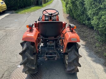 Japonský malotraktor Kubota B1402 - 3