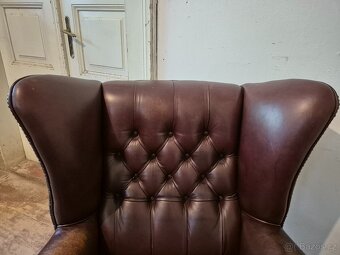HNĚDÉ KOŽENÉ KŘESLO - UŠÁK VE STYLU CHESTERFIELD - 3