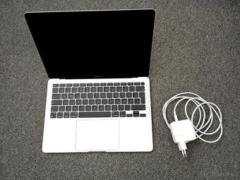 MacBook Air 13 palců Apple M1 chip 8 GB RAM 256 ssd 30 cykl - 3