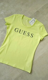 Světlezelené dámské tričko Guess - 3
