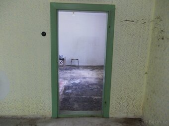 Dveře dřevěné, výplňové, 2/3 sklo, pravé včetně zárubně. - 3