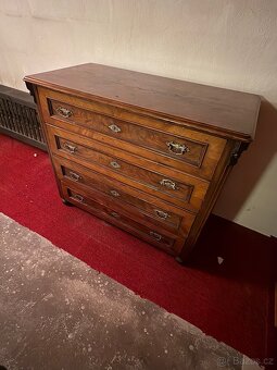 Prodám starožitný nábytek (komoda, stůl, lustr…) - 3