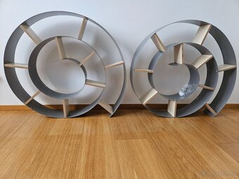 Šedá nástěnná knihovna Kare Design Snail - 3