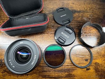 Sony A6400 + 18–135mm OSS + příslušenství - 3