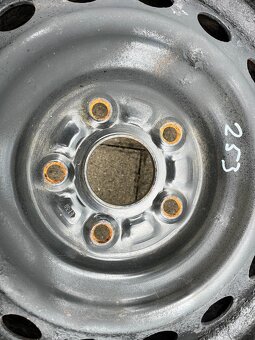 4x plechový kola 5x114 R16, zimní pneu - 3
