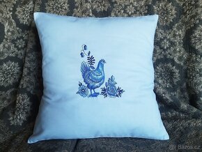 2 kusy  SVĚTLE MODRÝ VYŠÍVANÝ POLŠTÁŘEK - SLEPICE + KOHOUT - 3