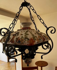 Keramické lustry s kovovou kostrou a květinovými ornamenty - 3